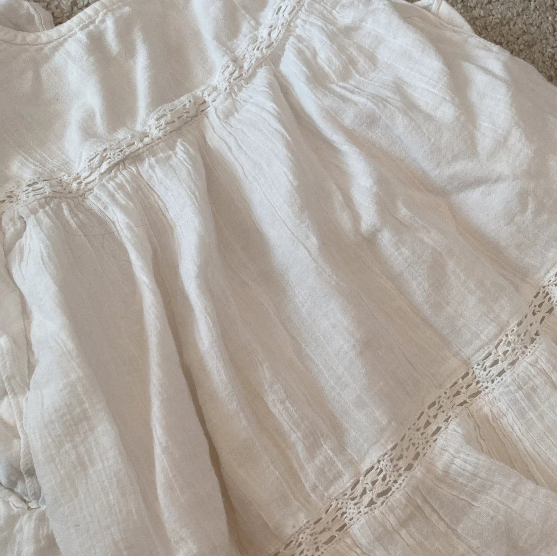 Vit volangklänning med spetsdetaljer - 1