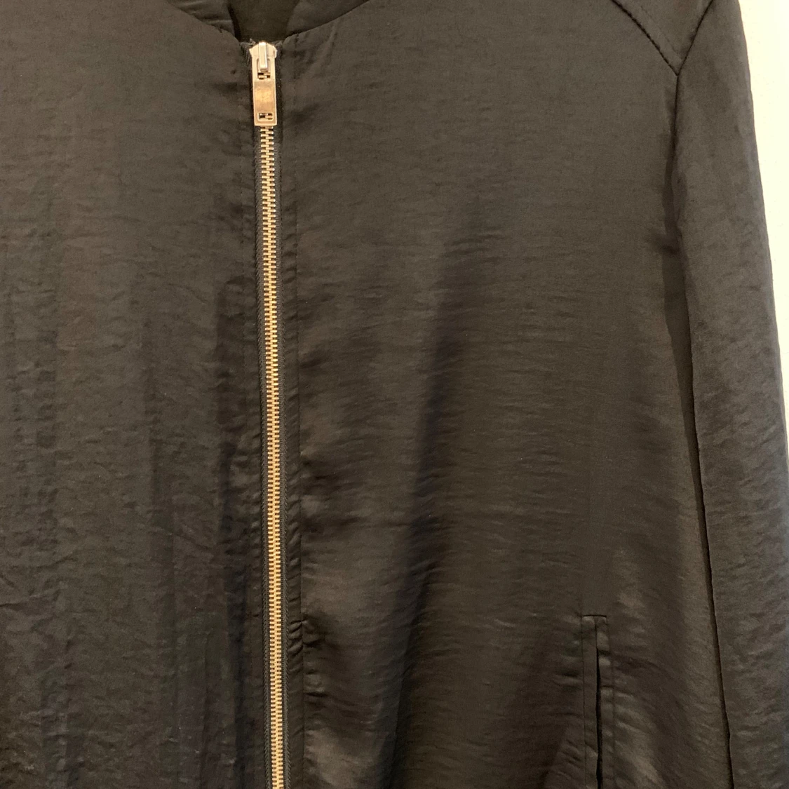 Svart bomberjacka med dragkedja - 2