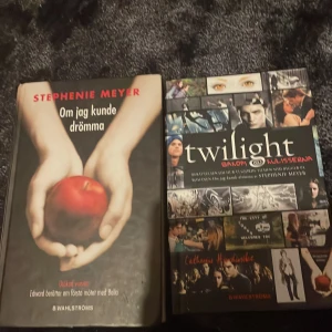 Om jag kunde drömma & Twilight: Bakom kulisserna - Säljer två böcker: 'Om jag kunde drömma' av Stephenie Meyer och 'Twilight: Bakom kulisserna'. Första boken i Twilight-serien och en illustrerad guide med bilder, smycken och fakta om filmerna. Perfekt för Twilight-fans!