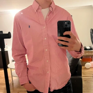 Ralph Lauren skjorta - Säljer en klassisk röd- och vitrandig skjorta från Polo Ralph Lauren  Tja! Säljer en riktigt snygg Ralph Lauern skjorta. Den är i väldigt bra skick 10/10. Skjortan är randig i färgerna rött och vitt. Storlek L men sitter mer som en M. Den är perfekt nu till våren och sommaren☀️☀️ Nypris runt 1600 kr Hör av dig vid funderingar🙌