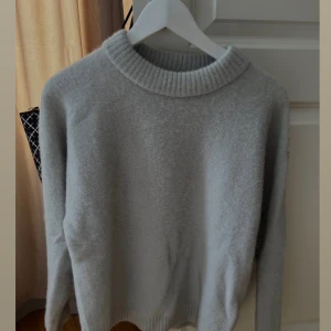 Ljus mintgrön stickad tröja - Stickad tröja med ett bra skick.