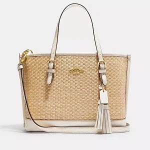 Coach bag Mollie Tote Bag 25 In Straw - Säljer en snygg beige handväska från Coach med flätad struktur och ljusa skinn-detaljer. Väskan har både handtag och justerbar axelrem samt dekorativa tofsar. Perfekt för dig som vill ha en stilren accessoar. Mollie Tote Bag 25 In Straw, helt ny aldrig använd, ursprungligen 6700kr