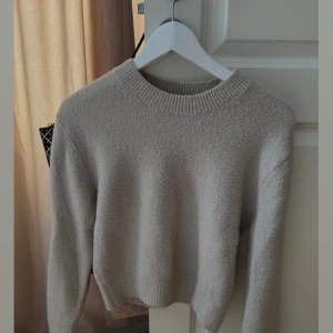 Beige stickad tröja - Mysig beige stickad tröja. Helt okej skick, då tröjan är lite nopprig.