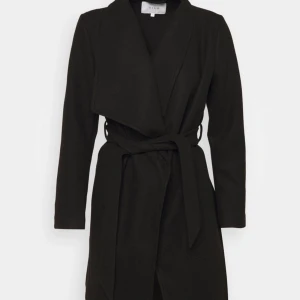 VILA Petite kappa - Helt ny & oanvänd kappa från Vila som jag glömt returnera. Denna är i modellen Petite och storleken är M. Jackan har långa ärmar och en stilren, tidlös design som passar perfekt till kyligare dagar.