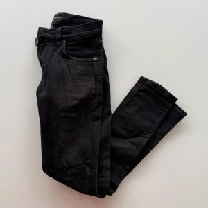 Nudie Jeans slim - Tja, säljer mina Nudies som knappt är använda och är för små för mig. Inget slitage, con 9/10! Storlek: 28/30. Passar mellan 160-175cm. Vikt upp till ca 65kg! Skriv för frågor och funderingar!