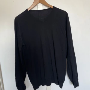 Svart cashmere tröja från John Smedley  - En stilren svart långärmad tröja med rund halsringning i cashmere från John Smedley.  Nypris ca 2,500 