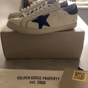 Golden goose - Säljer ett par sjukt snygga äkta golden goose  i storlek 42. Dom här passar perfekt för dig som vill ha en stilren och klassisk look!