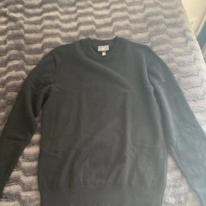 Kashmir tröja  - Säljer en svart stickad kashmir tröja från h&m. 