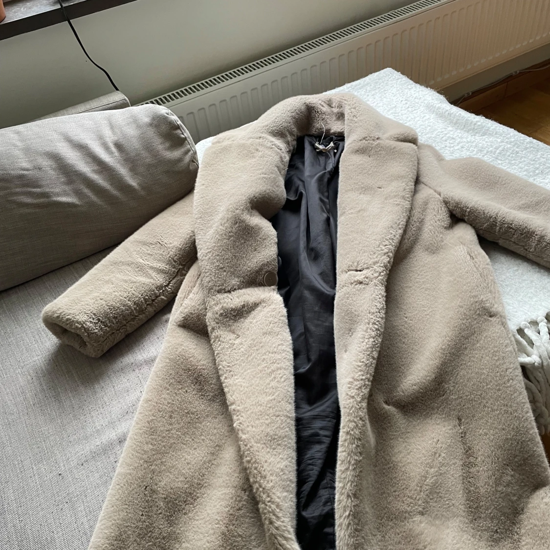 Beige pälsjacka med bred krage - 3