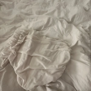 Vit kortkjol med resår i midjan - Säljer en korsett med lätt rynkad design. är perfekt för varma dagar. Passar dig som gillar en enkel men stilren look.