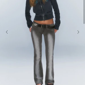 Grå low waist bootcut jeans❤️ - Säljer ett par grå bootcut jeans med låg midja och coola nitar längs fickorna. Jeansen har en lätt tvättad look och klassiska fickor både fram och bak. Perfekta för dig som gillar en edgy stil.