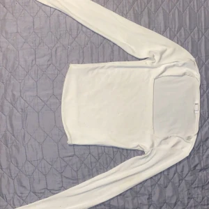 Vit långärmad topp från Amisu - Säljer en enkel och stilren vit långärmad topp från Amisu i storlek XS. Toppen har en rak passform och är tillverkad i ett mjukt material som passar perfekt till många olika outfits.