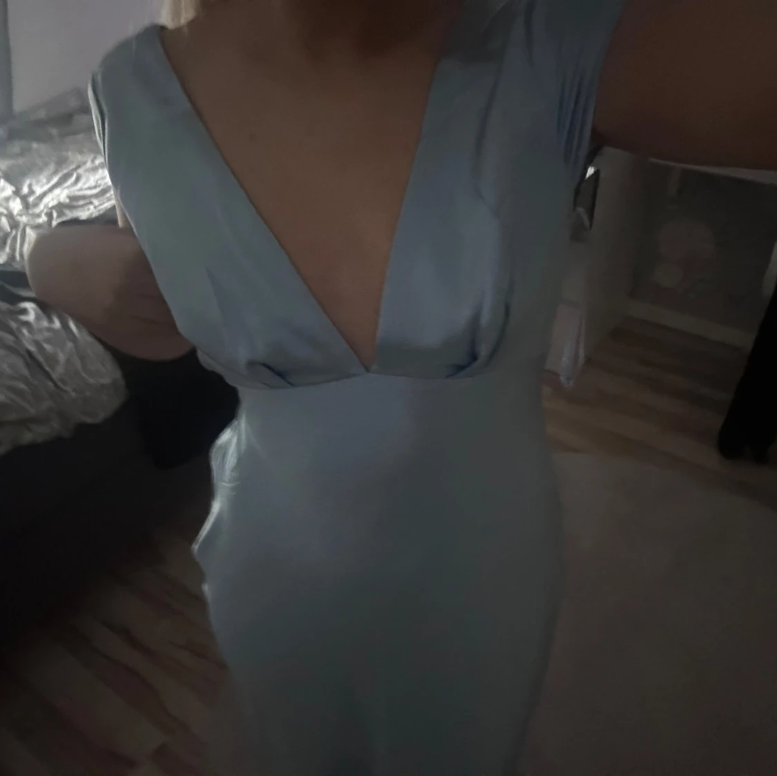 Ljusblå långklänning med djup v-ringning - 2