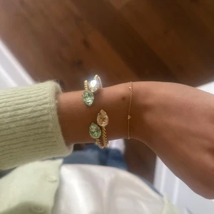 Caroline svedbom armband - Säljer mina två Caroline svedbom armband i guld guld och guld grönt då de inte kommer till användning längre! Båda två för 800 ! Inte mycket använda! 💖