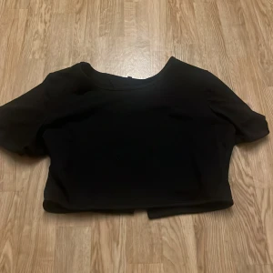 Magtröja  - En svart magtröja med en liten slit på ryggen. Superskön och stretchig