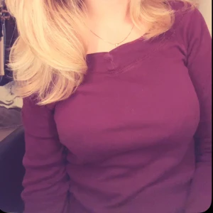 Långärmad vinröd tröja - Jätte fin och söt långärmad tröja från Gina tricot. Jätte bra skick och på bild 2 är hur färgen är pårikigt. Säljer för den inte kommer till användning.