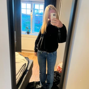 Blå bootcut jeans - Säljer ett par klassiska blå bootcut jeans med låg midja. Storlek M. Väldigt bra skick