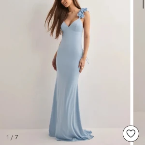 Ljus blå balklänning - Super fin balklänning från Nelly helt ny aldrig använd!❤️ skriv vid intresserad och mått finns på nellys hemsida❤️❗️HELT SLUT PÅ HEMSIDAN❗️