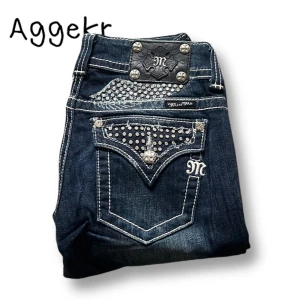 Miss Me Jeans - Snygga mörkblå jeansbyxor från Miss Me med raka/flared ben, Strlk 29! Skriv ifall ni har fler frågor🫶