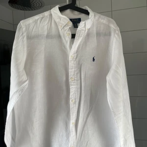 Vit linneskjorta från Polo Ralph Lauren - Sommarens fetaste linne skjorta från Ralph Lauren 10/10 skick använd vid Max 3 tillfällen 🤩 byten fungerar oftast, nypris 1750! Vid funderingar skriv jätte gärna 👏
