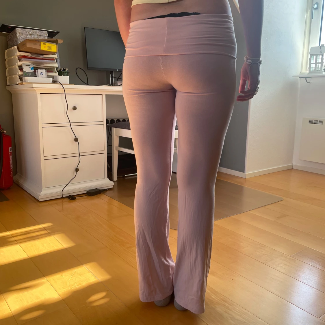 Ljusrosa yogabyxor med utsvängda ben - 1