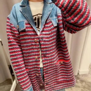 Jacka med denimdetaljer från Sandro Paris - Unik och så fin jacka från Sandro Paris med denimdetaljer! Saknar knappar till stängningen. Passar XS-M!