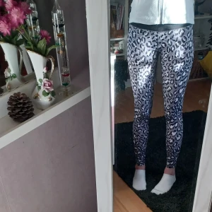 Leopardmönstrade träningsbyxor från MXIMZE - Säljer ett par leopardmönstrade träningsbyxor från MXIMZE i storlek S 🩶🐆🖤 De är stretchiga och har mjukt och bekvämt material. De har även en liten ficka bak i linningen. Har använt dem ett fåtal gånger och de är i fint skick. Det är bara att skriva om man har frågor!😊💖 (jag är 178 cm)