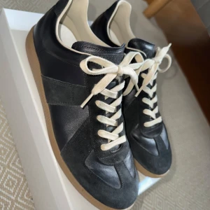 Maison Margiela gats - Säljer ett par svarta Maison Margielas! Dom är använda några gånger men är fortfarande i mycket bra skick. Har kvar lådan inklusive dustbags och äkthetsbevis finns! Skicka ett meddelande ifall det finns några funderingar