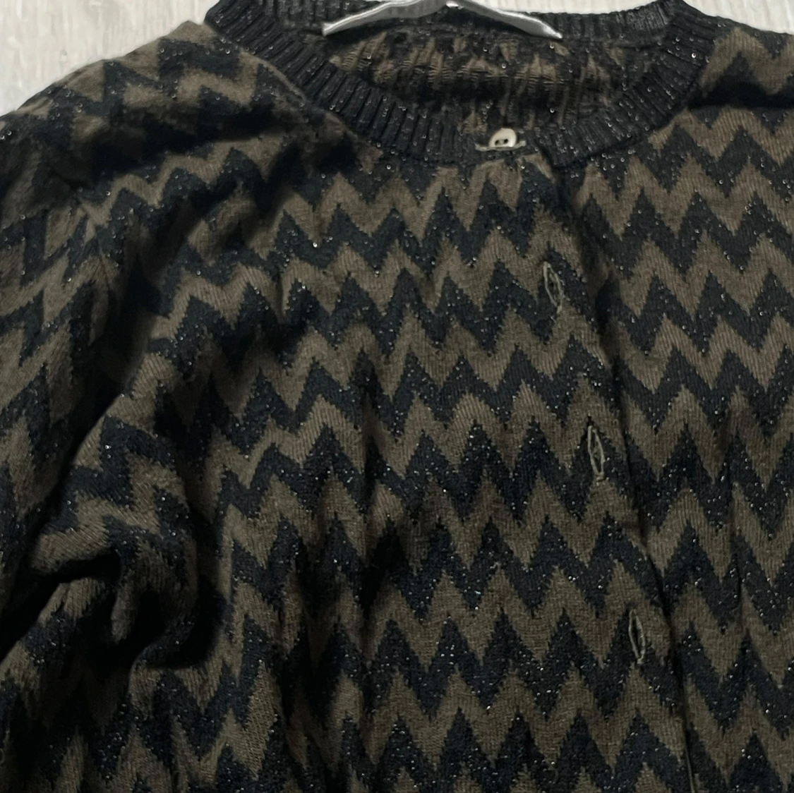 Brun och svart kofta med zigzag-mönster