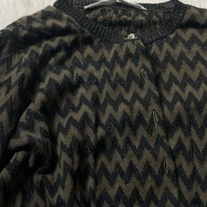 Brun och svart kofta med zigzag-mönster - Brungrön och svart kofta med zigzagmönster inspirerat av Missoni  grönglittrig kant längst ned!