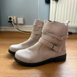 Beige boots med snörning och spänne - De är helt nya, oanvända och inga defekter eller liknande. Säljer då de inte passar. Storlek: 40 
