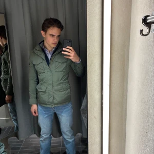 J.Linderberg - Ett sjysst jacka nu till våren. Passar väldigt bra nu till varmare dagar då den är rätt tunn. Deras pris 2000kr mitt pris 799