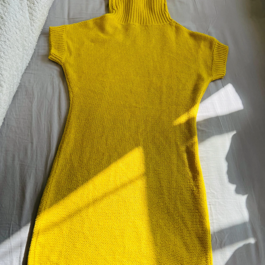 Gul stickad poloklänning - 1