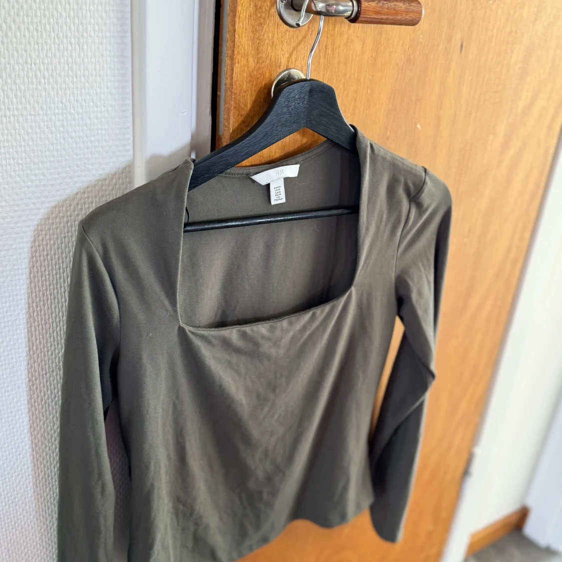 Olivgrön långärmad topp med fyrkantig ringning från H&M - 1