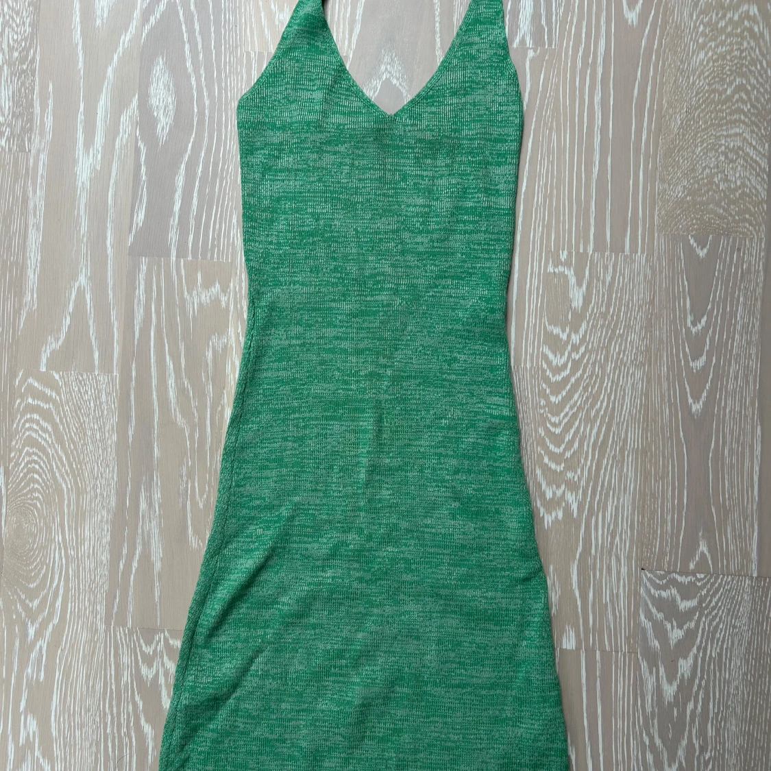 Grön stickad klänning med v-ringning