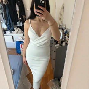 Vit midi klänning  - Aldrig använd, köpte för att ha på min mottagning men slutade med att jag hade samma som på flaket. Formar kroppen jätte fint och har justerbara band. Inte genomskinlig. 