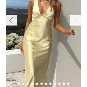 Ljusgul balklönning - Klänningeb har endast blivit testad då jag hittat en annan balklänning. Superfin ljusgul balklänning, köpt från Billy j med både frakt och tull på 1,6k. Skulle säga att den passar S/M