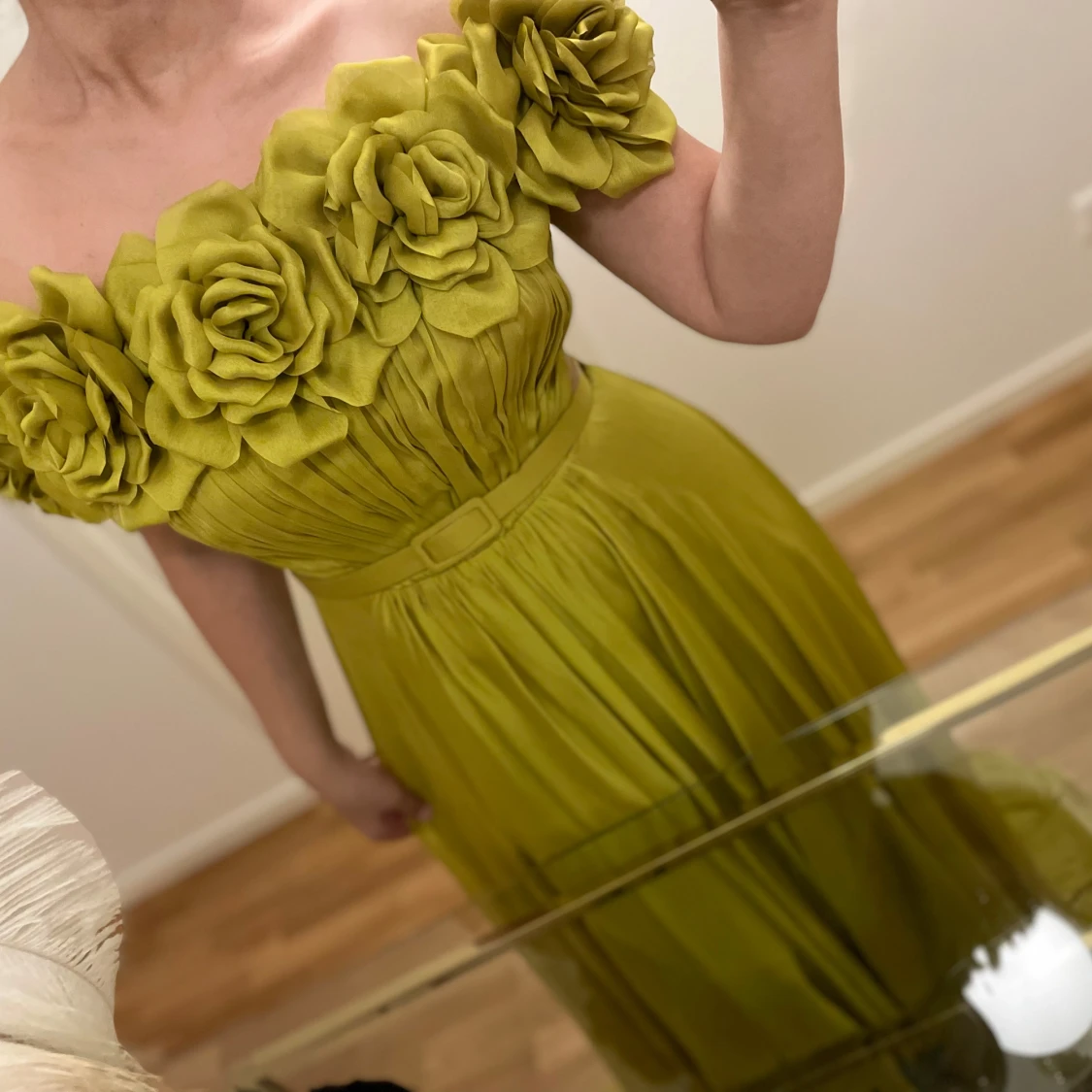 Grön långklänning med stora blommor - 1