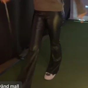 Skin byxor - Säljer ett par svarta bootcut skin byxor som är lågmidjade från GinaTricot 🥰 Storlek 36 o skit snygga på