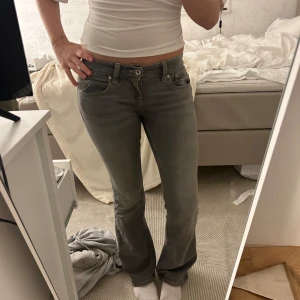 gråa jeans - lågmidjade bootcut jeans från Gina som är använd typ 2 gånger, jättebra skick. Storlek 34