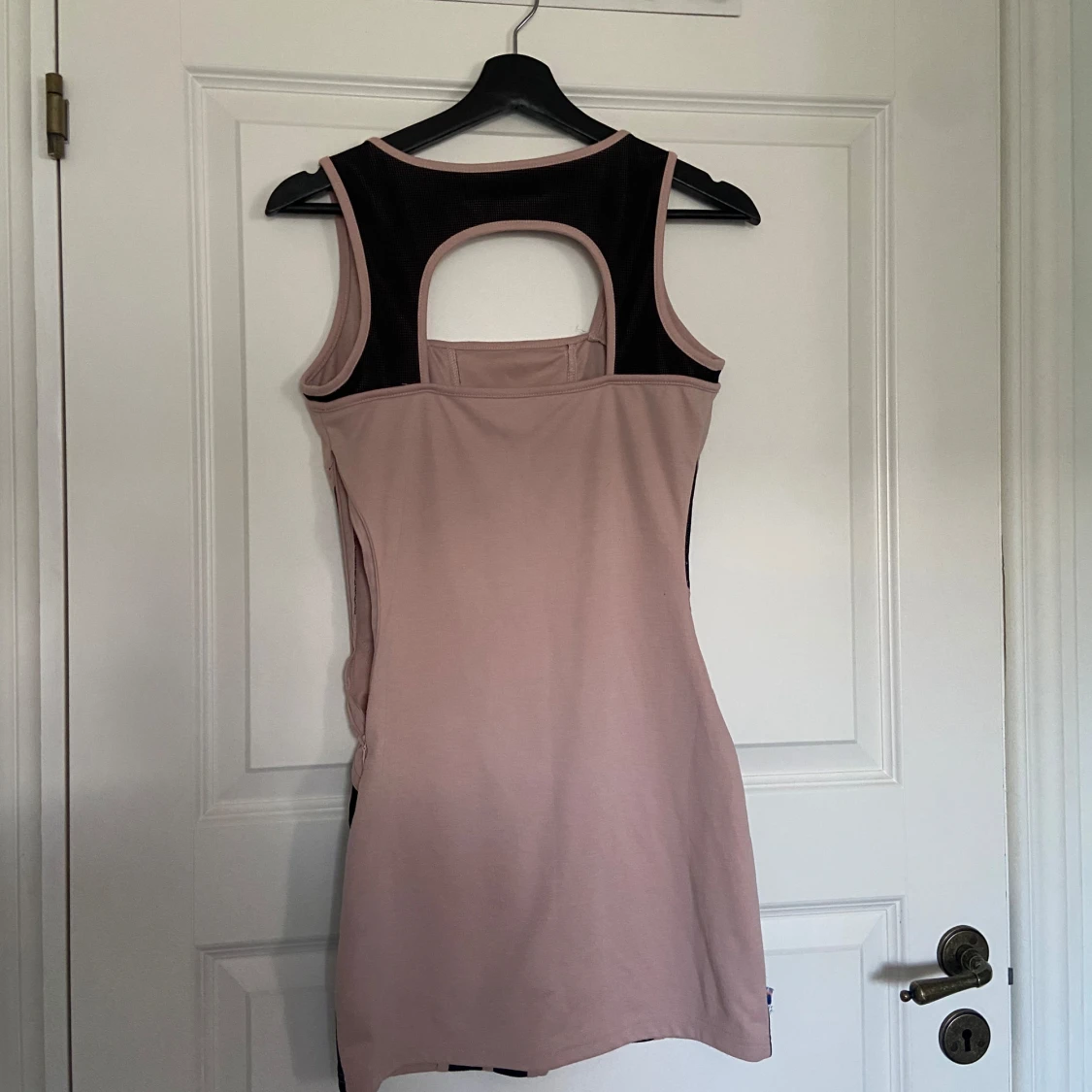 Beige och svart kortklänning från House of Deréon - 1