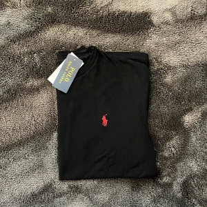 Polo T-shirt  - Svart t-shirt från Polo Ralph Lauren i storlek S. Mycket bra skick utan defekter för endast 300kr. Tags medföljer. Hör av er vid frågor. Mvh Viktor 