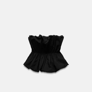 Svart axelbandslös topp - Snygg svart slutsåld axelbandslös topp med volangdetaljer. Använd en gång. Säljer då storlek är för stor och sitter inte riktigt som jag vill. ❣️(Den är stretchig)