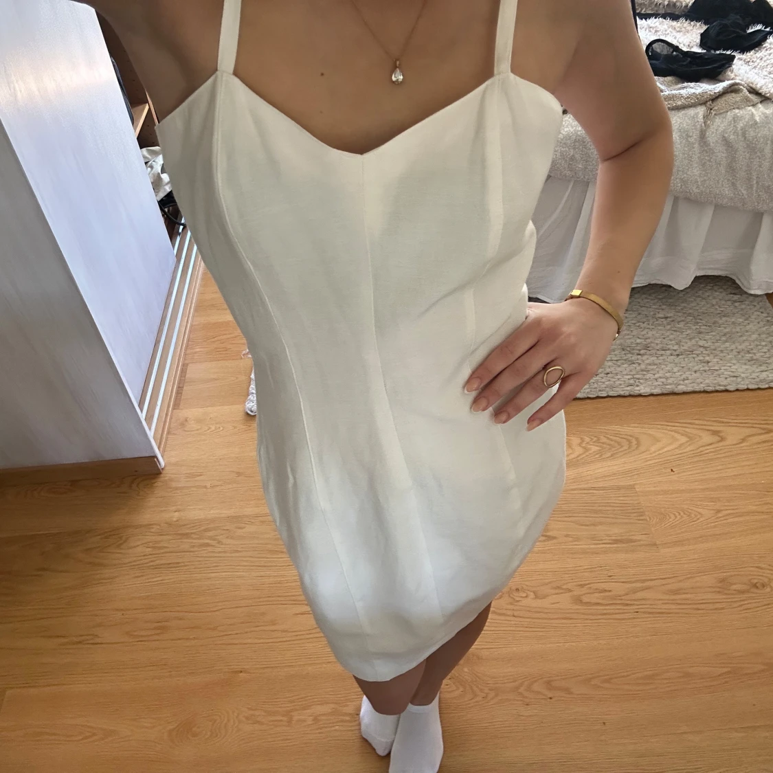 Vit student klänning med smala axelband