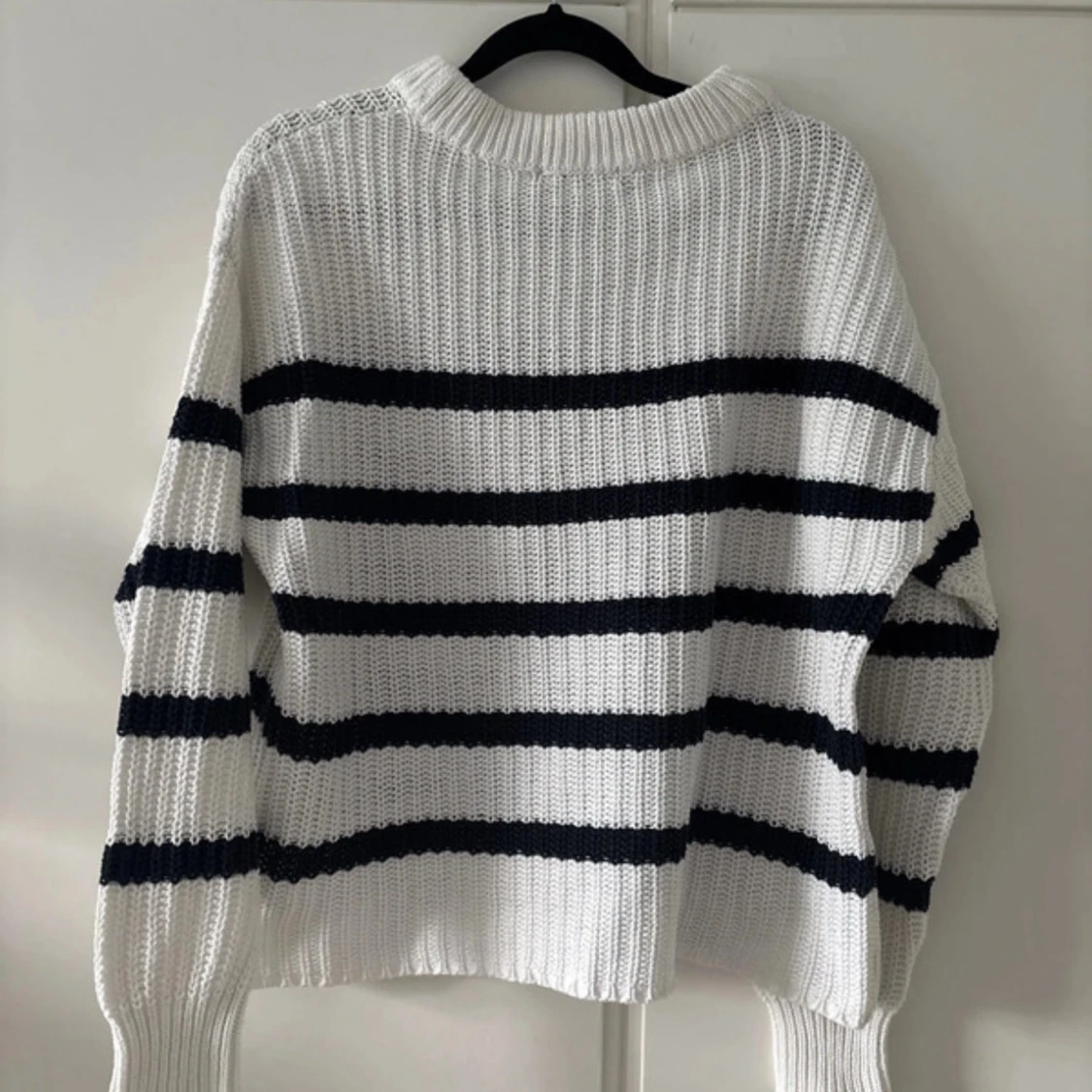 Vit och marinblå randig stickad tröja - 1