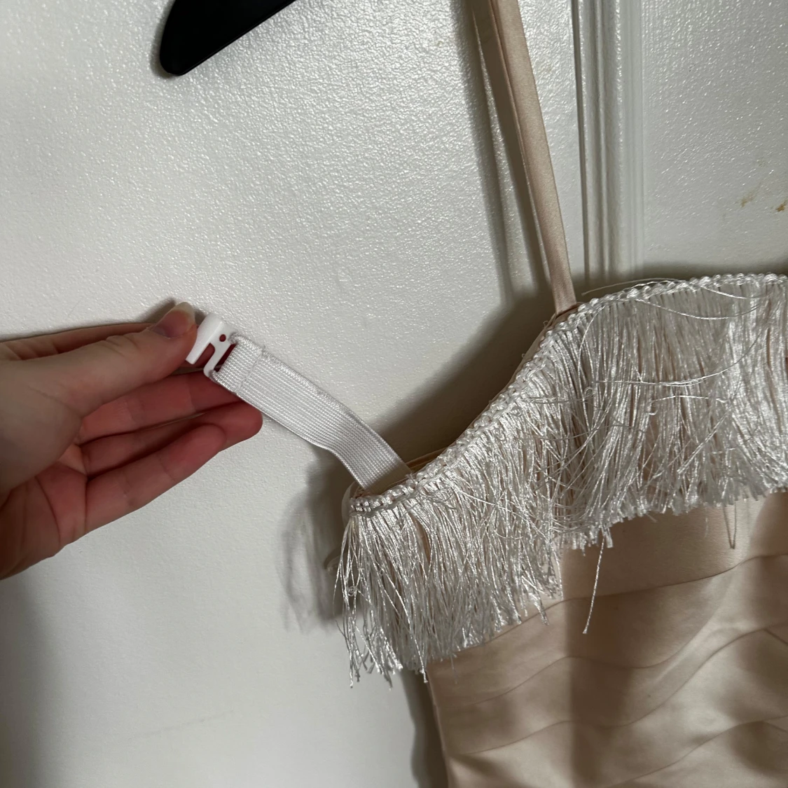 Champagnefärgad miniklänning med fransdetalj - 3