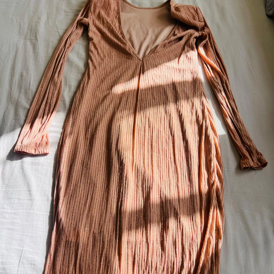 Glittrig långklänning i persikoton - 3