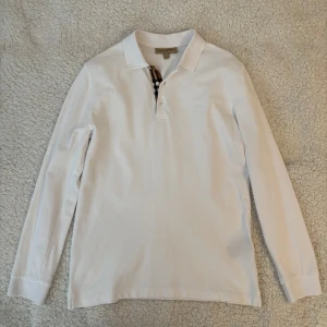 Vit långärmad pikétröja från Burberry - Säljer en långärmad piké som är i mycket bra skick. Storlek M. Hör av er vid fler frågor!