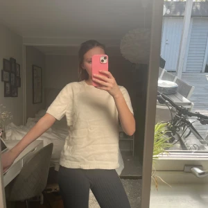 Soft goat t-shirt  - Superfin och mjuk tröja från softgoat i kaschmir. Har några missfärgningar som syns på bild 2 annars fint skick🌸