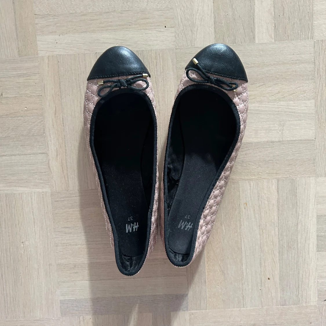Beige quiltade ballerinaskor med svarta detaljer från H&M - 2